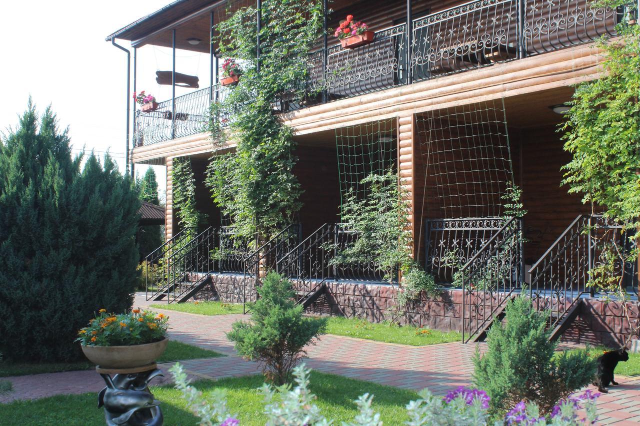 Hotel-Complex Mizh Triokh Ozer Svityaz' Esterno foto